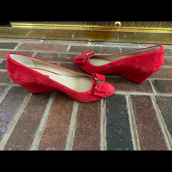 BCBGeneration Red Suede Bow Wedge pump sz 9 - Picture 4 of 7